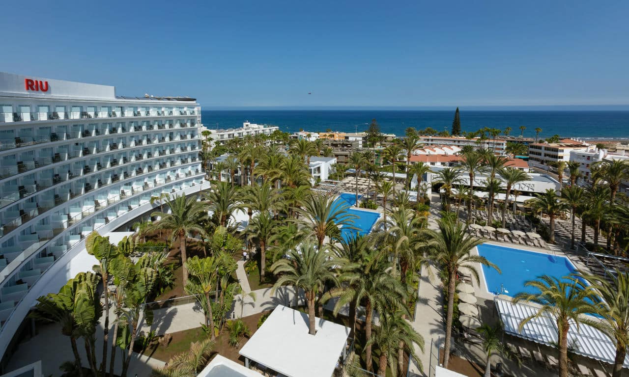 Gran Canaria - hotel Riu Palace Palmeras - hotelansicht swimming Pool und meerblick