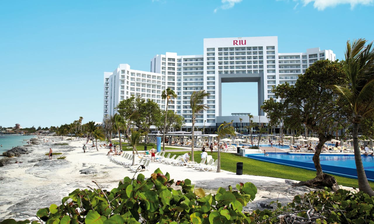 Mexiko cancun - hotel Riu Palace Peninsula - hotelanlage am sandstrand 01