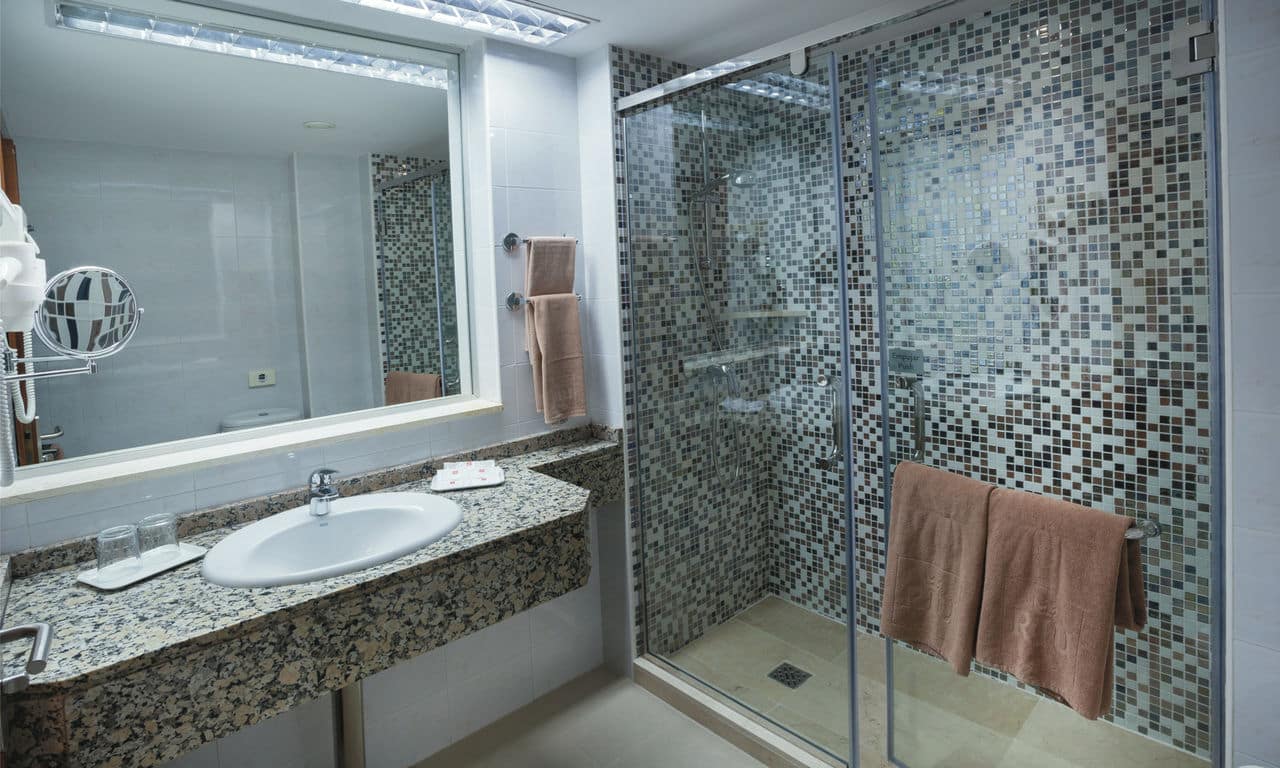 Spanien Costa Del Sol - Hotel Riu Monica - Doppelzimmer Bad