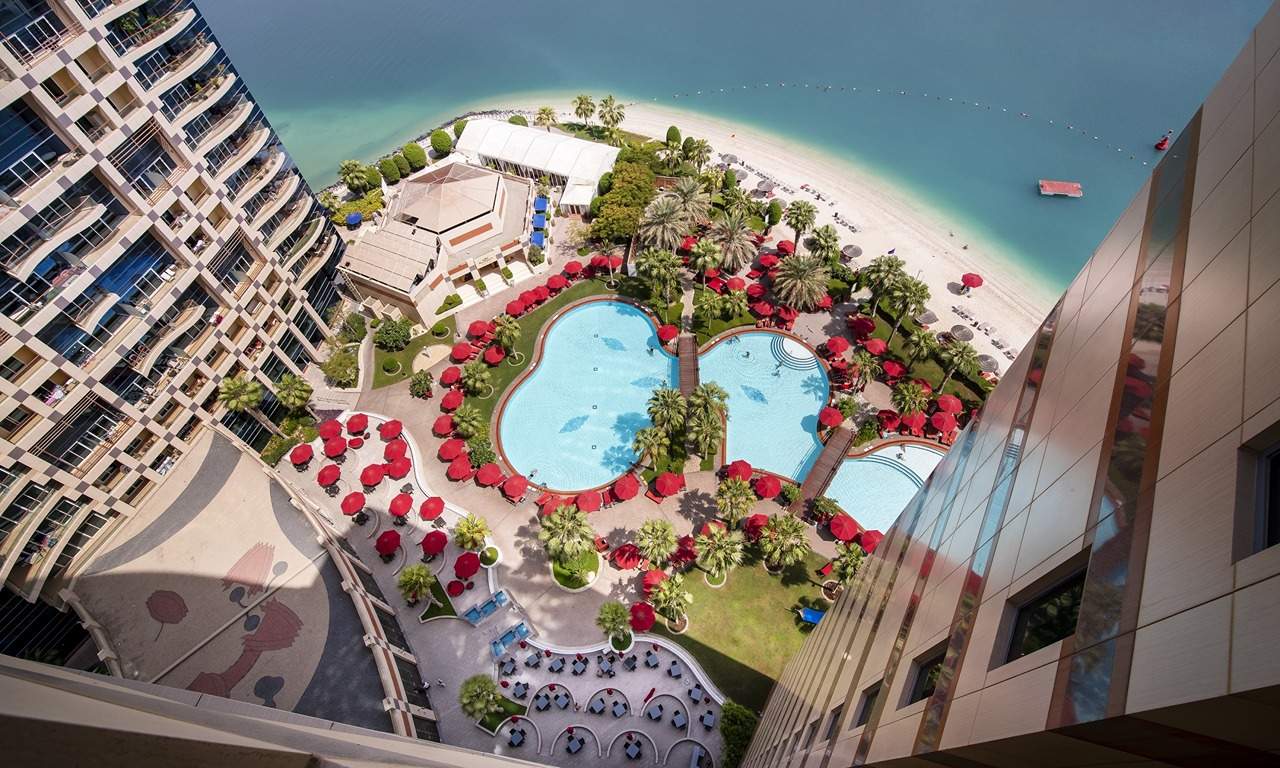 khalidiya palace rayhaan by rotana hotel strand und pool